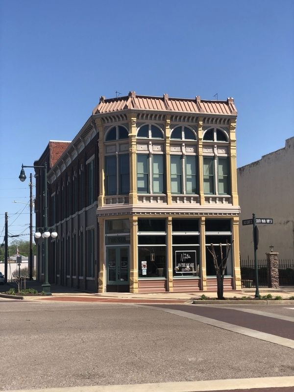 Former Bank of Dyersburg Building image. Click for full size.