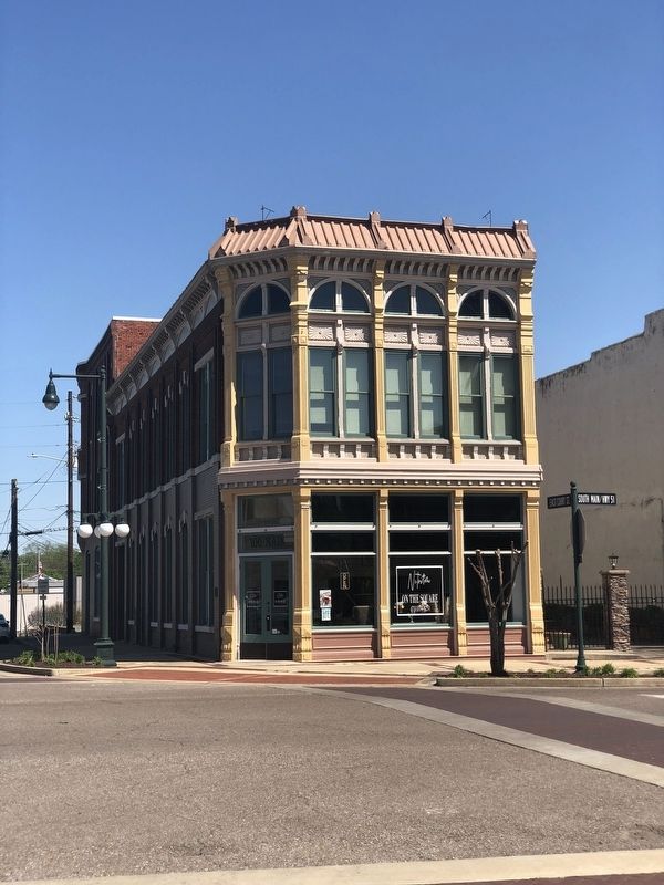 Former Bank of Dyersburg Building. Click for full size. Former Bank of Dyersburg Building image. Click for full size.