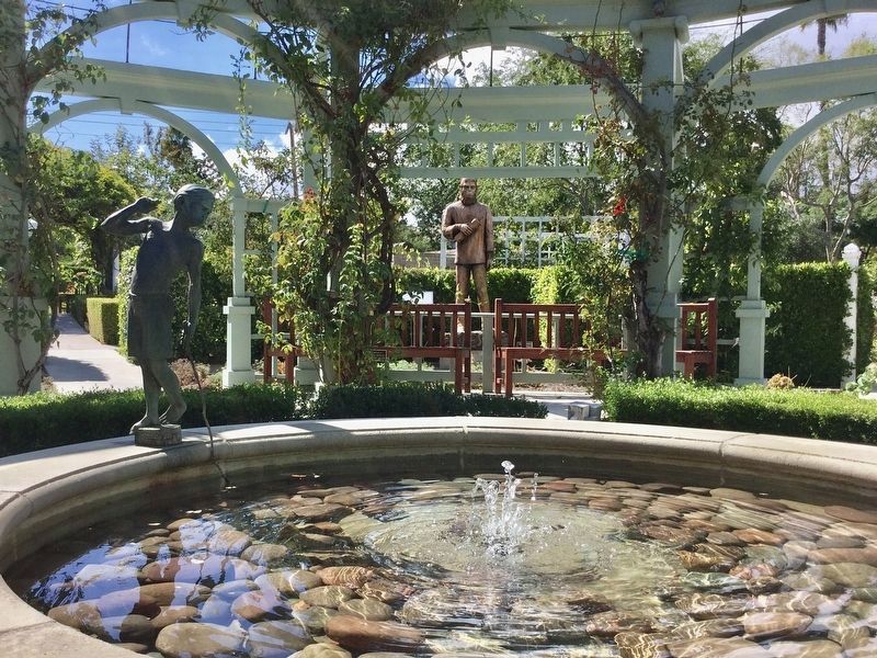Fountain and Statues image. Click for full size.