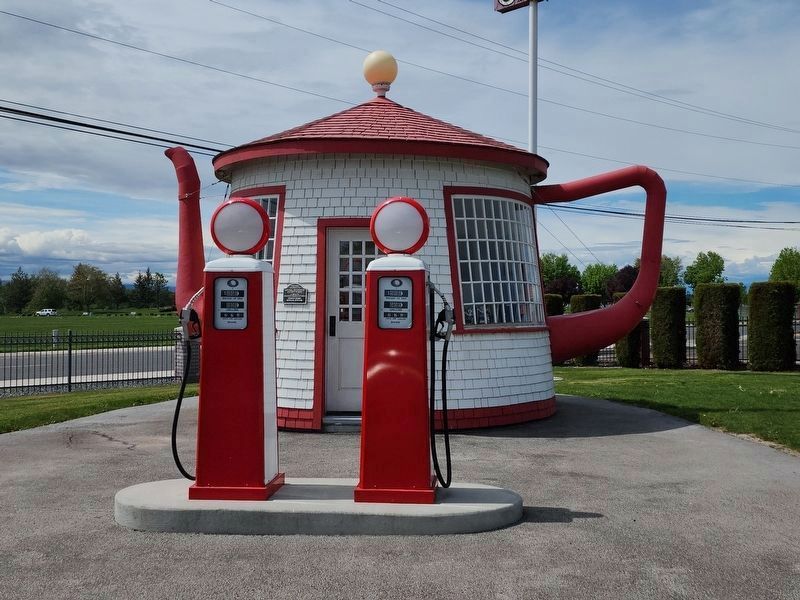 Teapot Dome Service Station and Marker image. Click for full size.