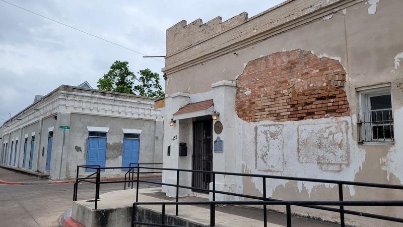 The M.H. Cross Building and Marker image. Click for full size.