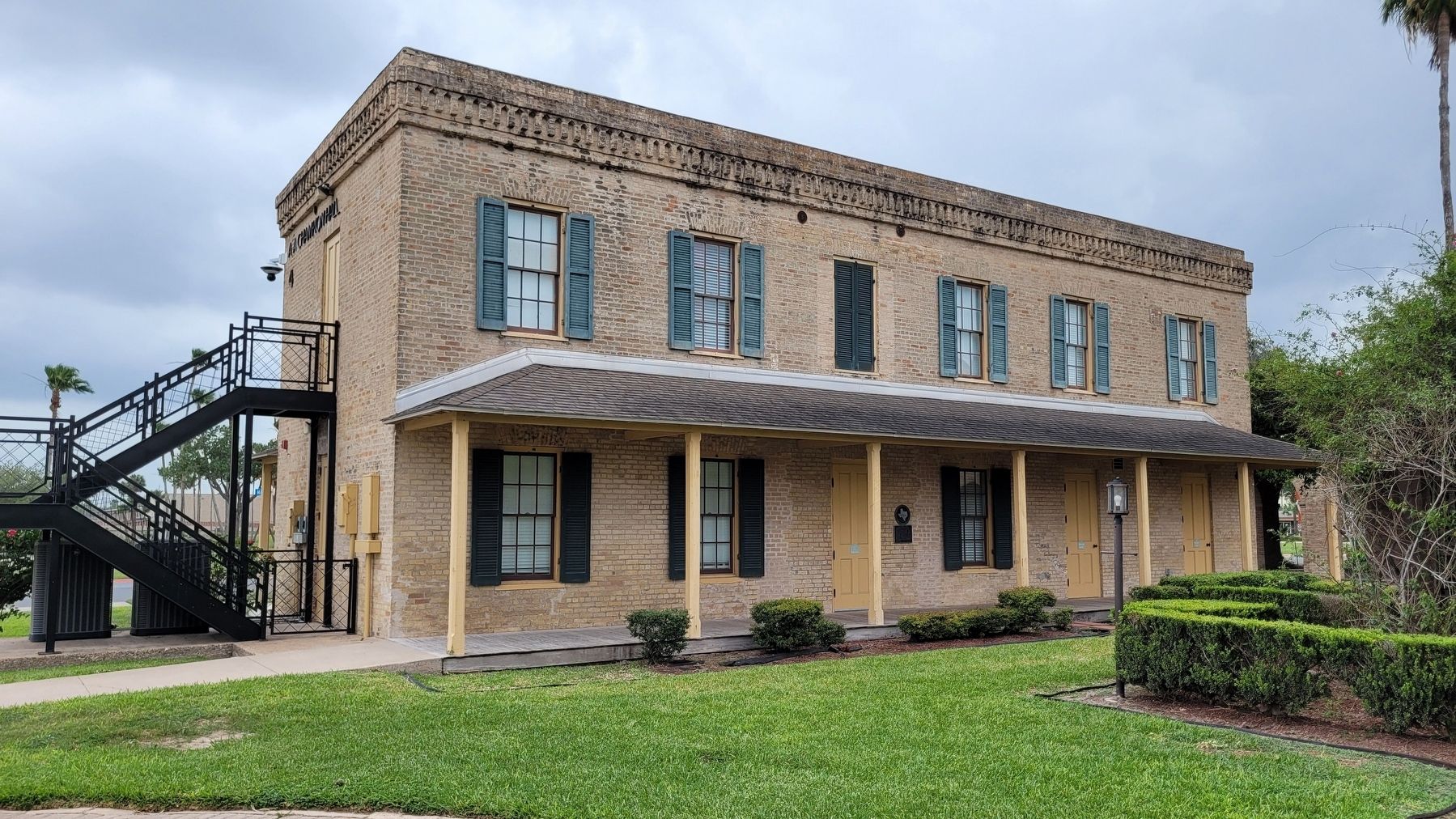 The Post Hospital Annex building and Marker image. Click for full size.