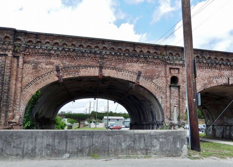 Brick Aqueduct Archway over the Springfield Canal image. Click for full size.