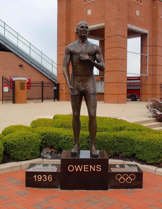 Jesse Owens statue located where the historical marker once stood. image. Click for full size.