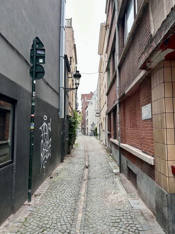 Rue du Chien Marin / Zeehondstraat / �Sea Dog� Street Marker - wide view looking east image. Click for full size.