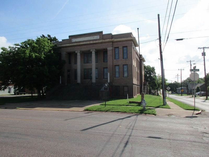 Walnut Street Church of Christ and Marker. Click for full size. Walnut Street Church of Christ and Marker image. Click for full size.