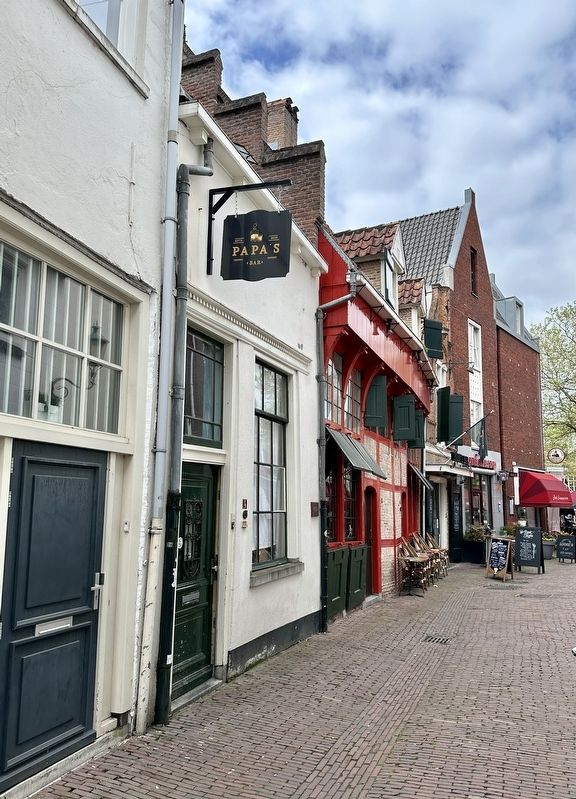 Dubbel Stadshuis / Double Townhouse Marker - wide view, looking north. Click for full size. Dubbel Stadshuis / Double Townhouse Marker - wide view, looking north image. Click for full size.
