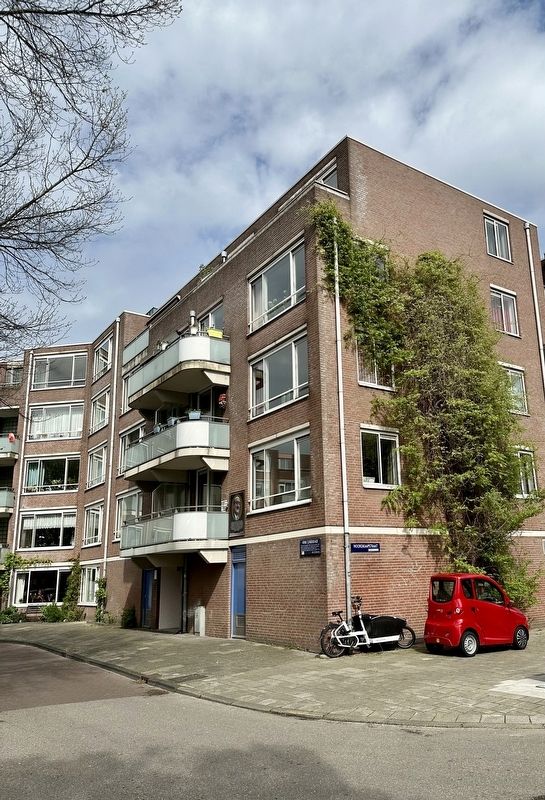 Henk Curi�re sr. Marker - wide view image. Click for full size.