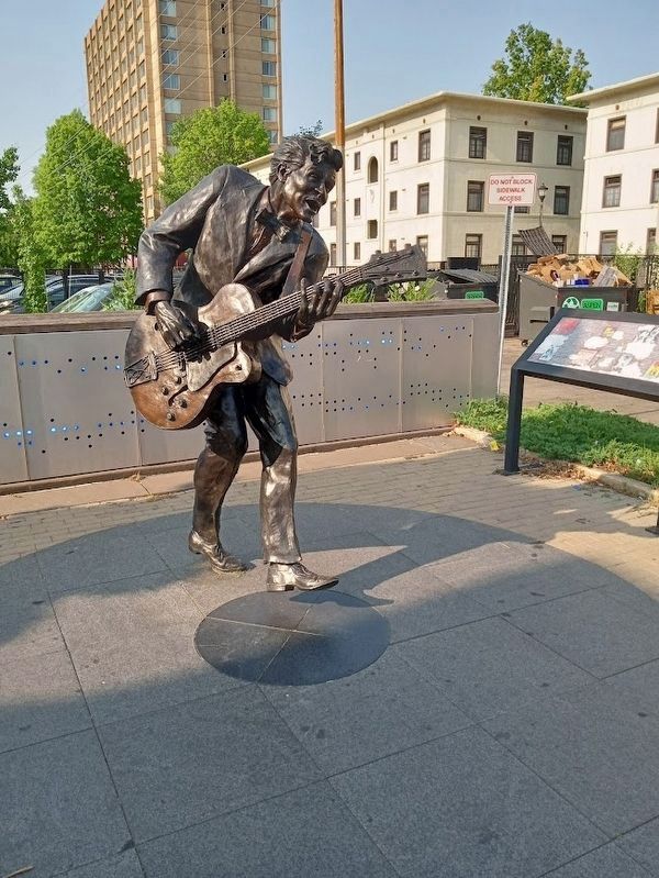 Chuck Berry statue image. Click for full size.