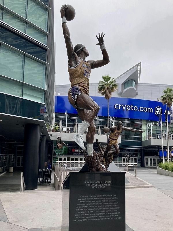Kareem Abdul-Jabbar Statue & Marker image. Click for full size.