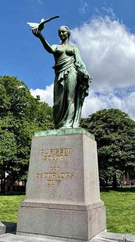 Monument au Pigeon Soldat / aan de Oorlogs Duif / to the War Pigeons image. Click for full size.