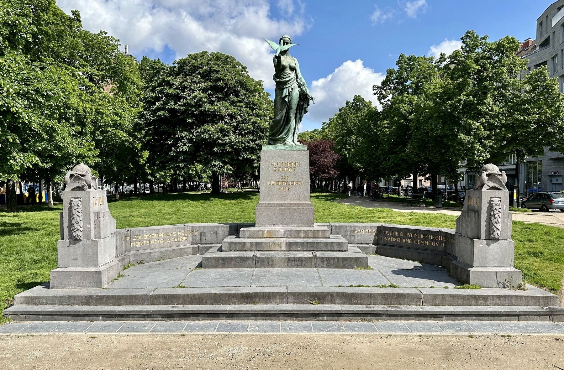 Monument: au Pigeon Soldat / aan de Oorlogs Duif / to the War Pigeons (1914-1918) image. Click for full size.