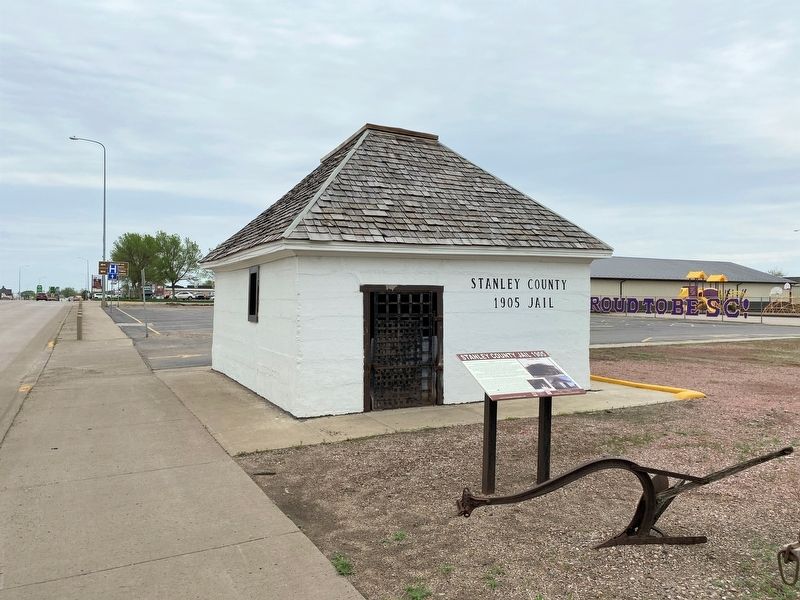 Stanley County Jail 1905 & Marker image. Click for full size.