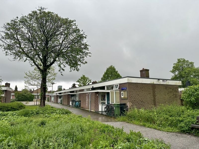 Piet Laroo Marker - wide view image. Click for full size.