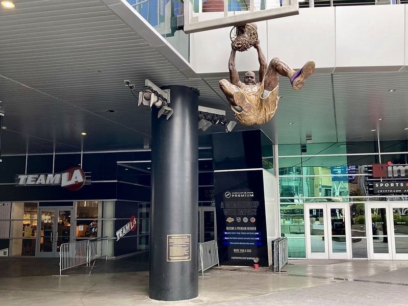 Shaquille O'Neal Statue and Marker image. Click for full size.