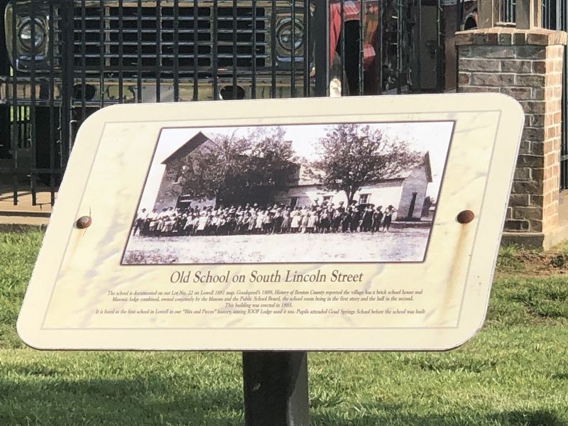 Old School on South Lincoln Street Marker image. Click for full size.