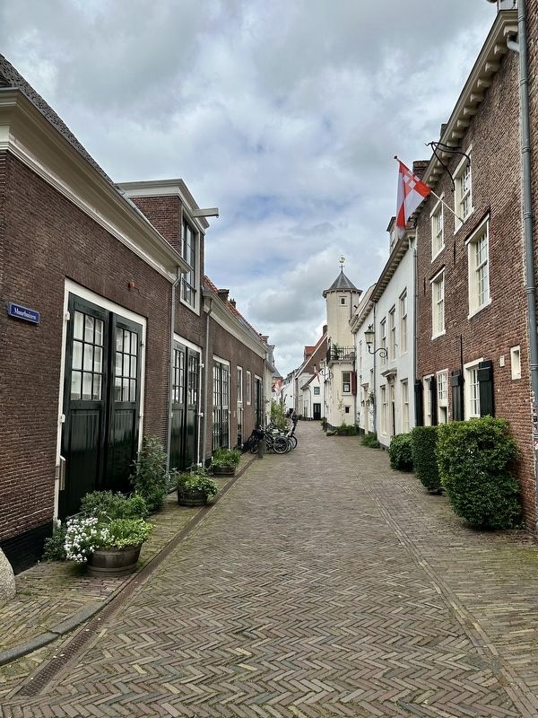 Het Koetshuys / The Coach House Marker - wide view, looking north on Muirhuizen image. Click for full size.