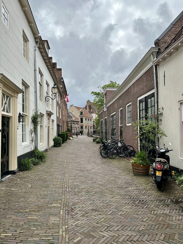 Het Koetshuys / The Coach House and Marker, looking south on Muirhuizen image. Click for full size.