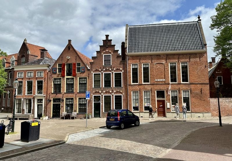 St. Walburgstraat 1 and Marker - wider view. Click for full size. St. Walburgstraat 1 and Marker - wider view image. Click for full size.