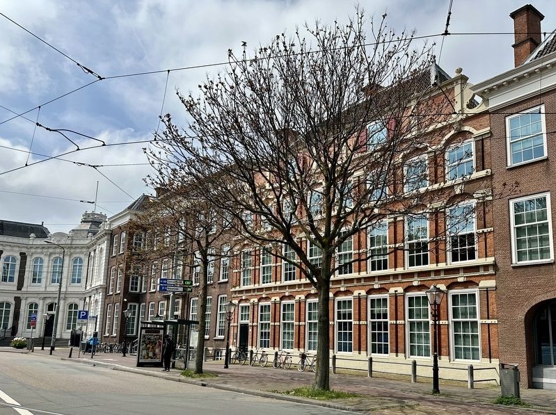 Huis van Oldenbarnevelt Marker - wider view image. Click for full size.