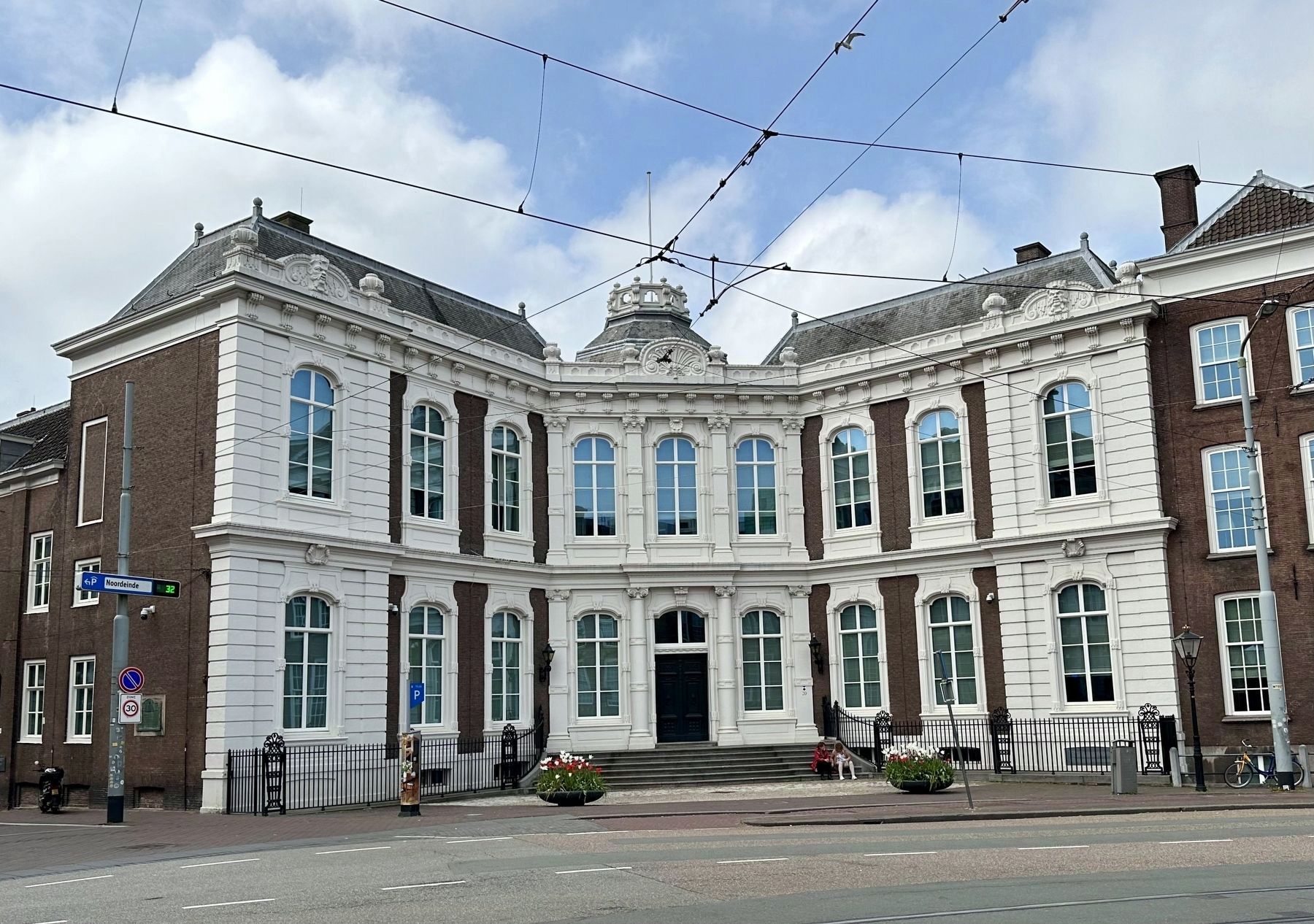 Witte Paleisje / The White Palace and Marker. Click for full size. Witte Paleisje / The White Palace and Marker image. Click for full size.