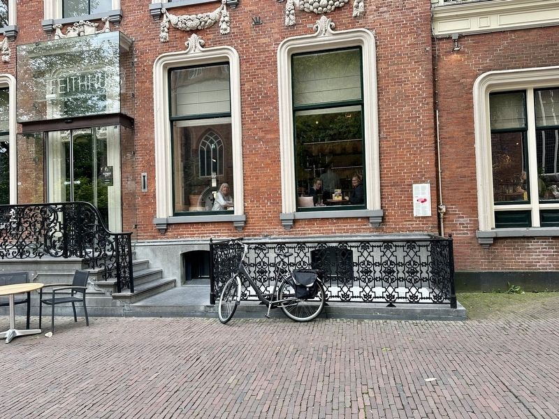 Feithhuis Marker - wide view image. Click for full size.