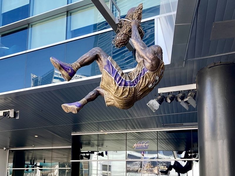 Shaquille O'Neal Statue image. Click for full size.