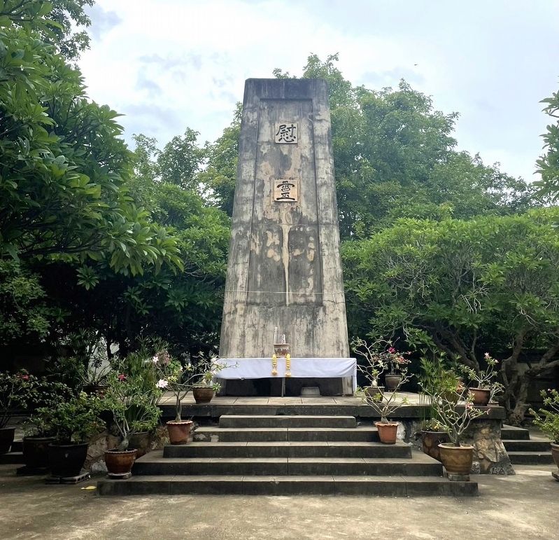 Cenotaph at Japanese Memorial to Rǒmusha and Prisoners-of-War, front image. Click for full size.