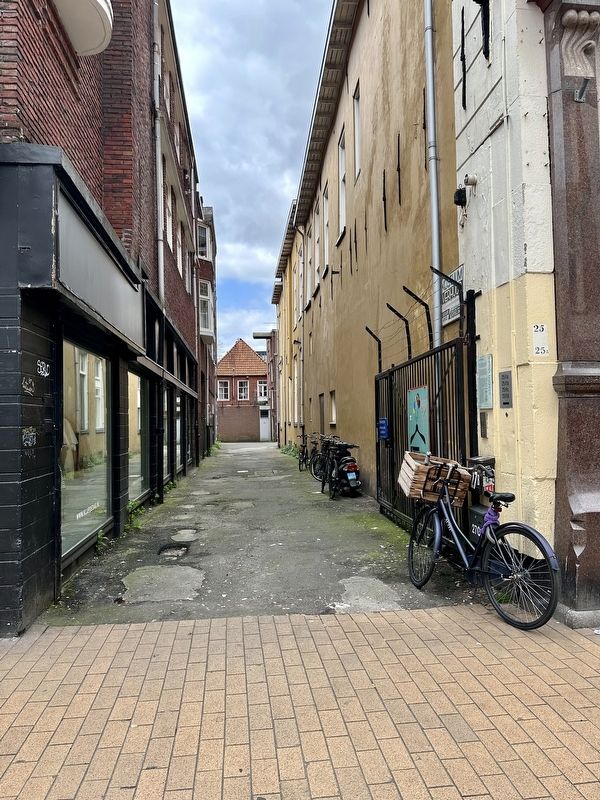 Bentelaarsgang Marker - wider view, looking down the gang or alleyway. Click for full size. Bentelaarsgang Marker - wider view, looking down the gang or alleyway image. Click for full size.