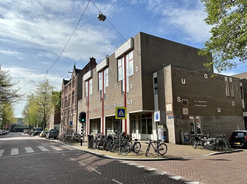 Spaarndammerstraat Marker - wide view, looking south on Spaarndammerstraat image. Click for full size.