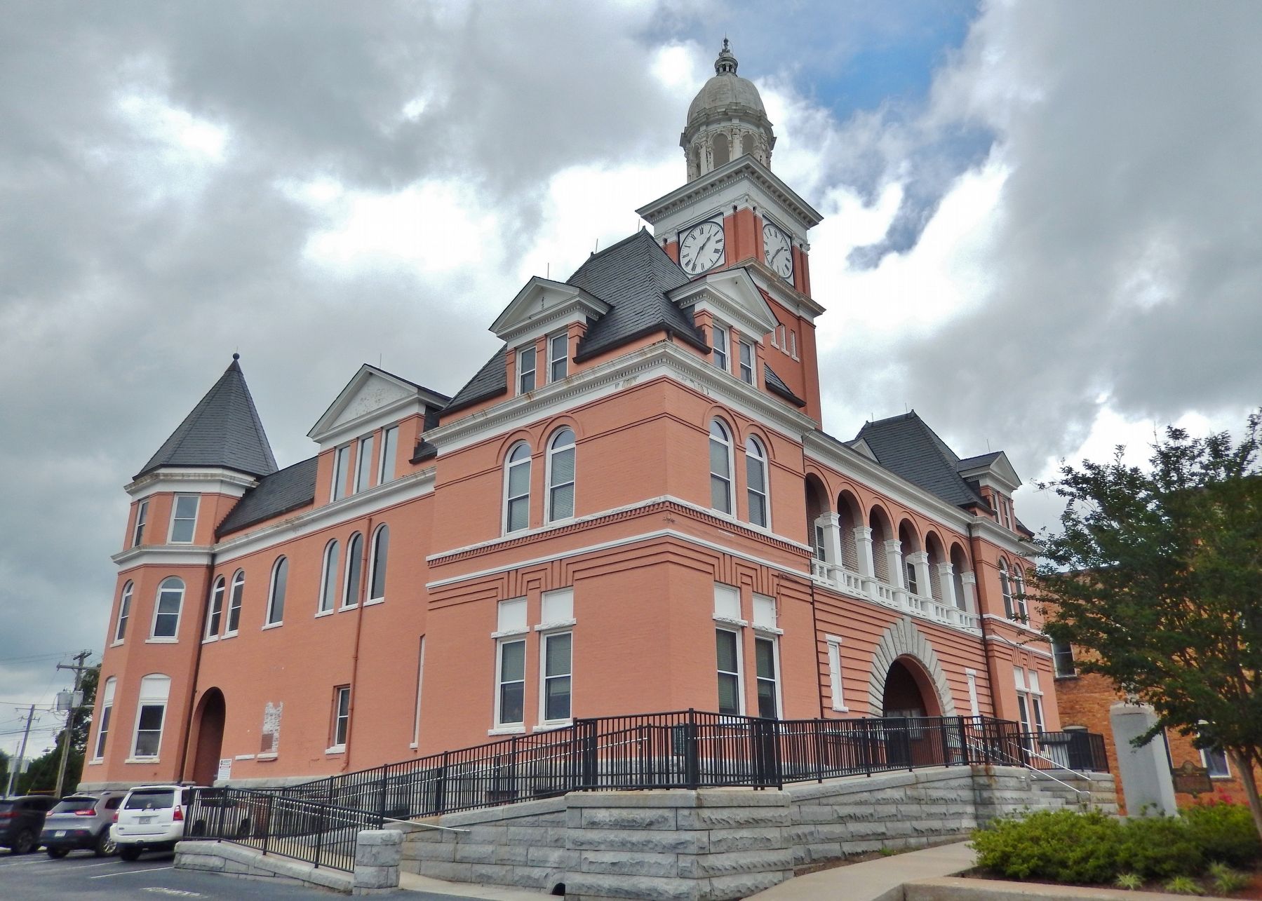 Elbert County Historic Courthouse (<i>southeast elevation</i>) image. Click for full size.