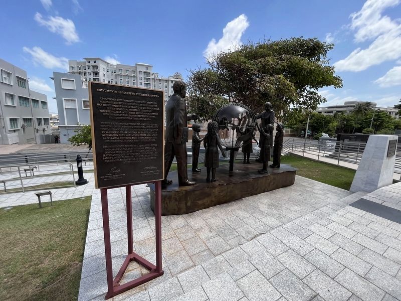Monumento al Maestro Puertorrique�o [Puerto Rican Teacher Monument] image. Click for full size.