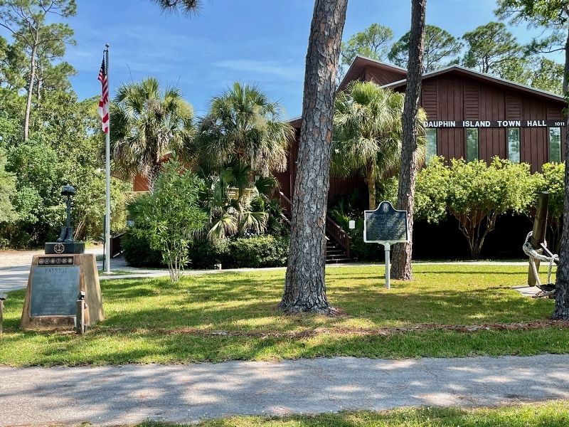 Patriot Marker at the Dauphin Island Town Hall. image. Click for full size.