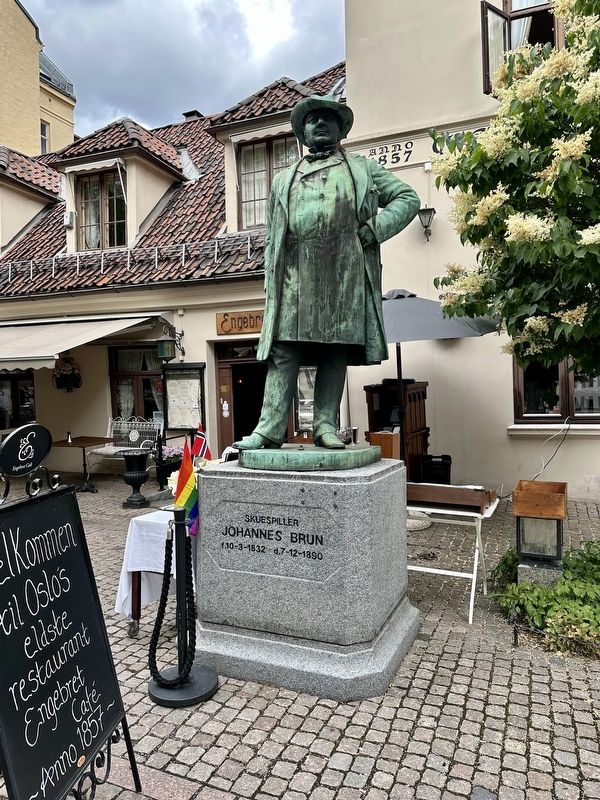 Johannes Brun statue image. Click for full size.