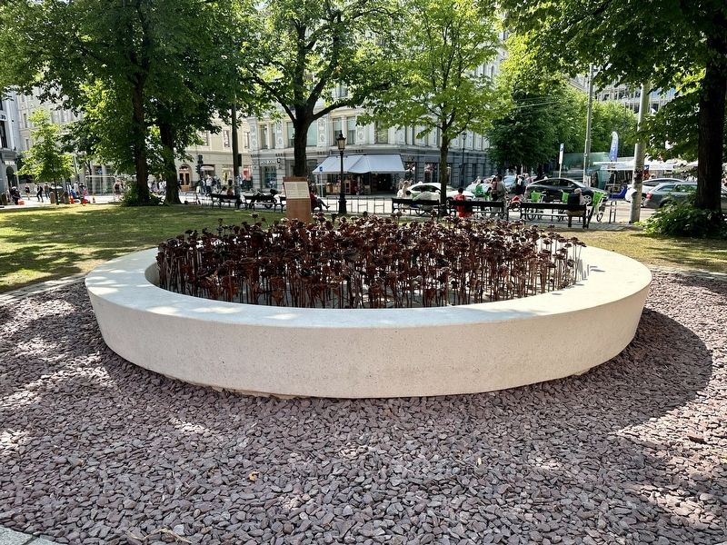 Jernrosene / Iron Roses Marker - wider view image. Click for full size.