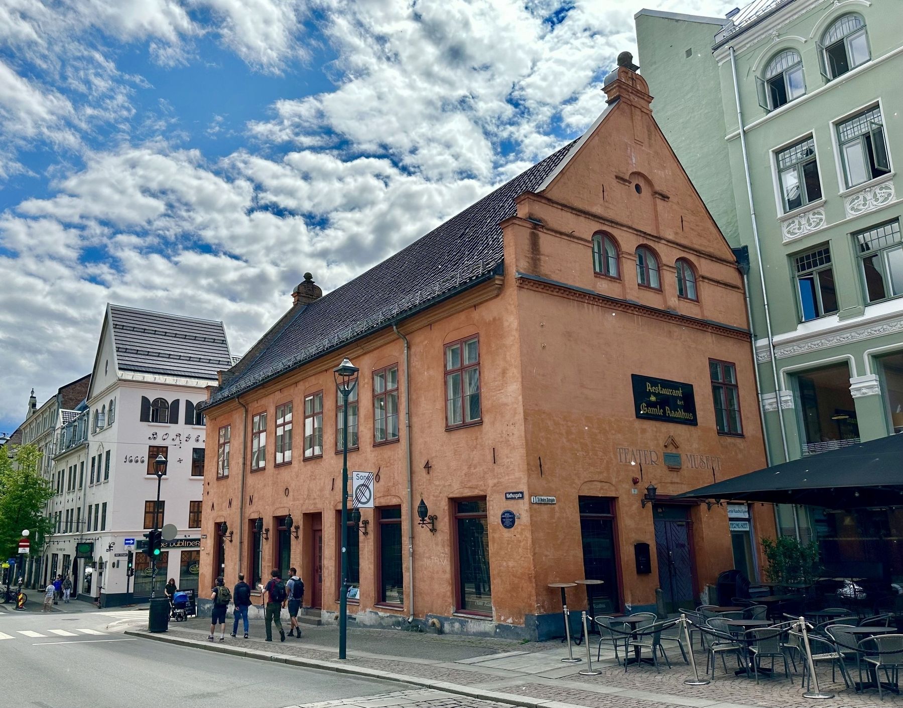 Byens F�rste R�dhus / The First City Hall and Marker image. Click for full size.