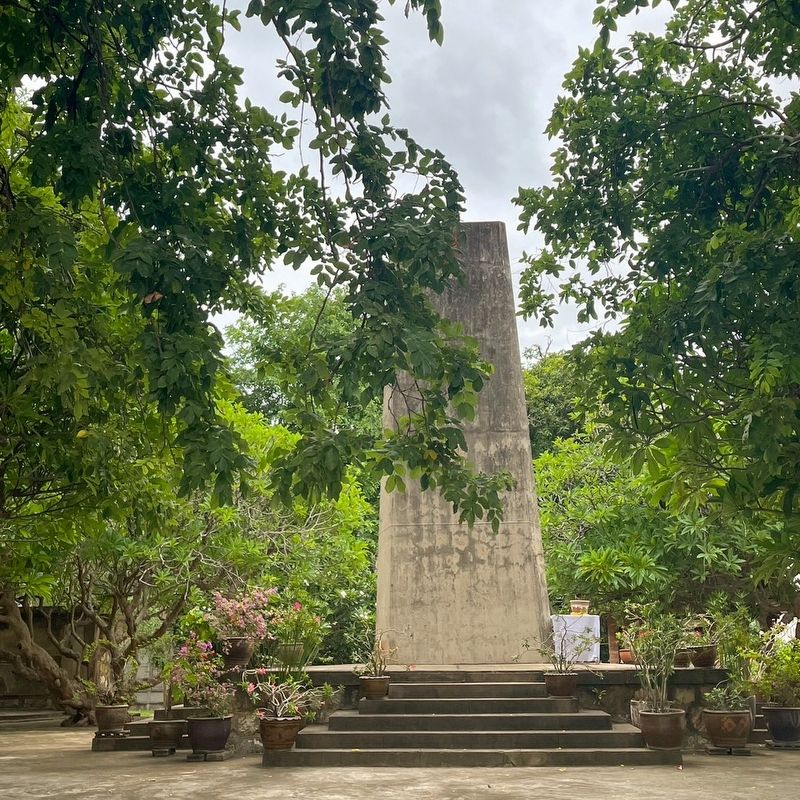 Cenotaph at Japanese Memorial to Rǒmusha and Prisoners-of-War, side view image. Click for full size.