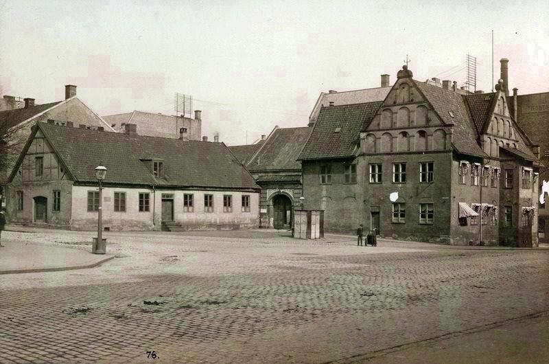 Anatomig�rden (left) and R�dmannsg�rden (right) buildings, late 19th C image. Click for more information.
