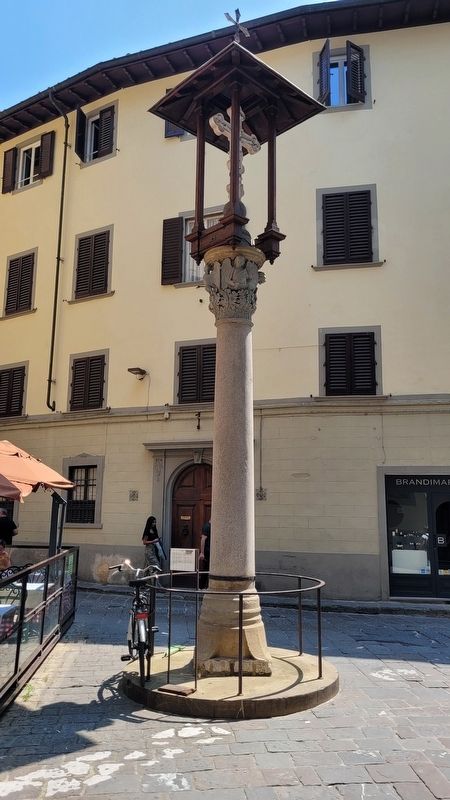 The view of the column and cross with the medieval wooden roof image. Click for full size.