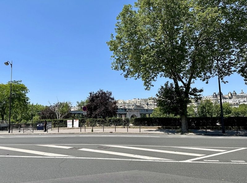 Ch�teaubriand Marker - wider view, looking north across Quai Jacques Chirac image. Click for full size.