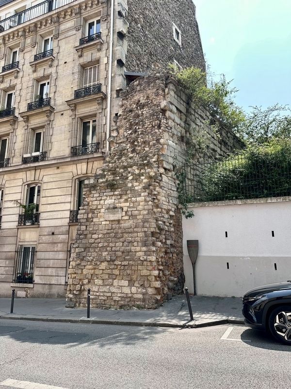 Enceinte de Philippe Auguste / The Wall of Philip II Augustus and Marker image. Click for full size.