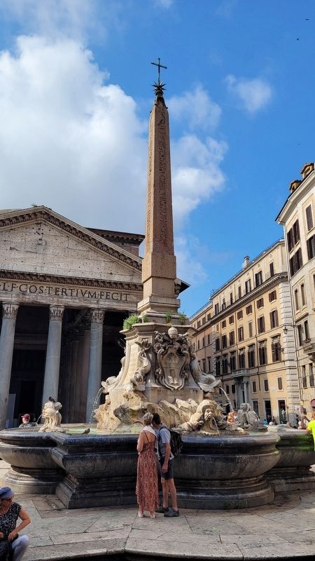 The Pantheon and fountain are located next to the hotel image. Click for full size.