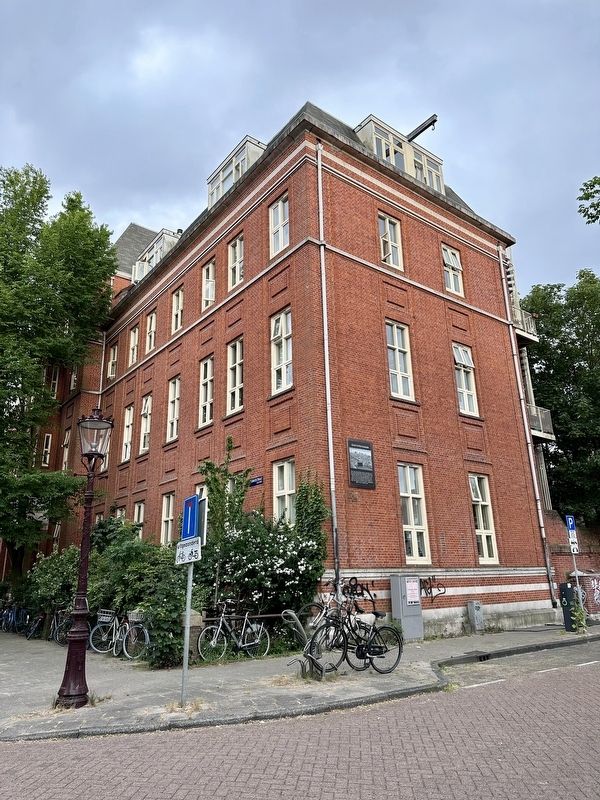 Kostverlorenkade Marker - wide view image. Click for full size.
