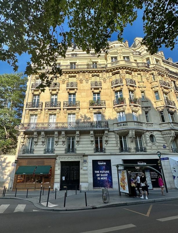 Maurice Desrez Marker - wider view image. Click for full size.