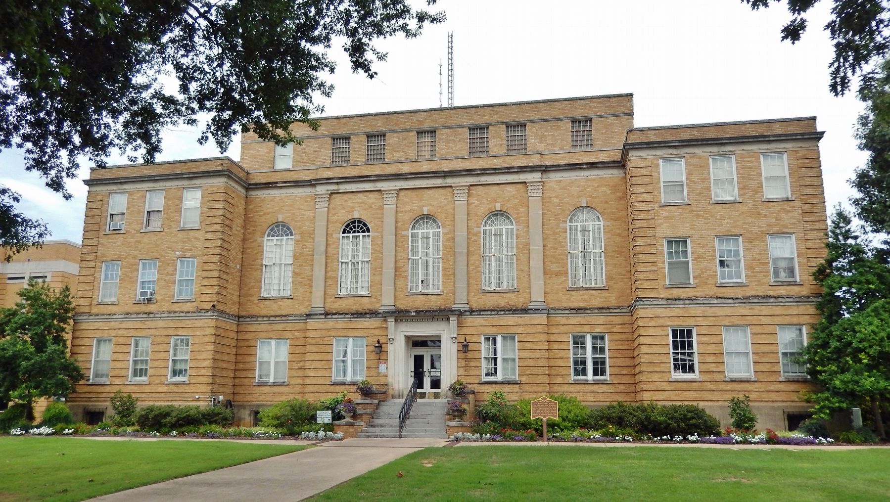 Faulkner County Courthouse (<i>east elevation</i>) image. Click for full size.