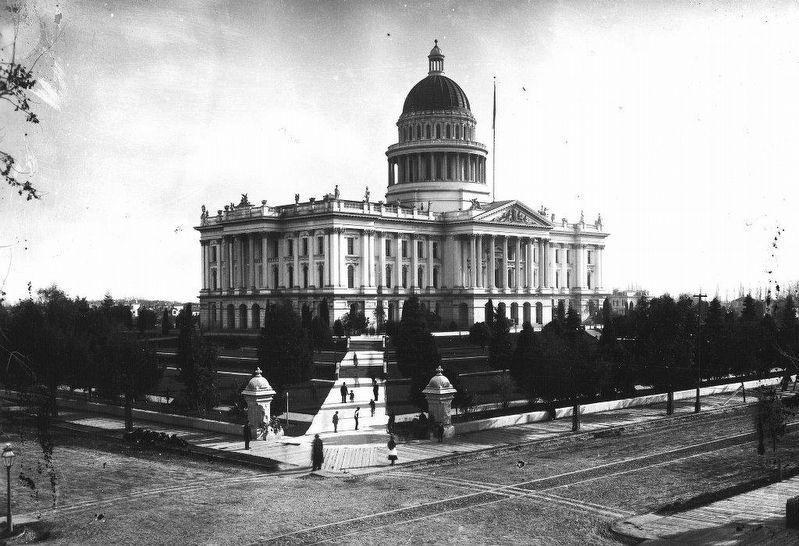 Early Photo of the Capitol image. Click for full size.