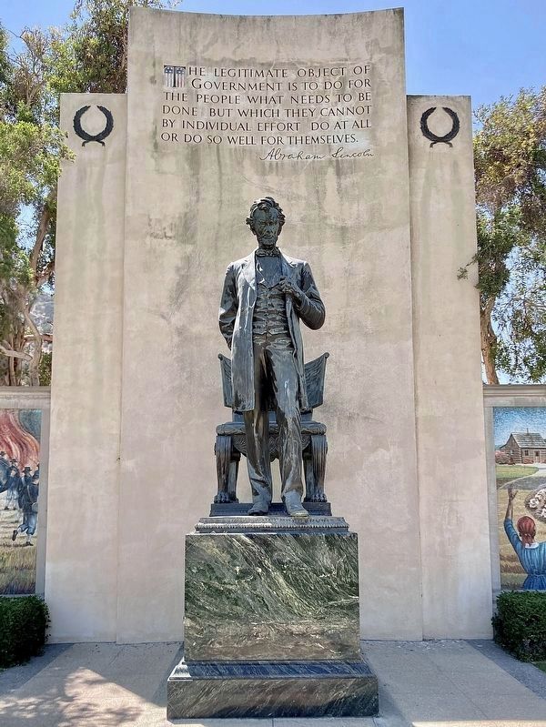 Lincoln Sculpture image. Click for full size.