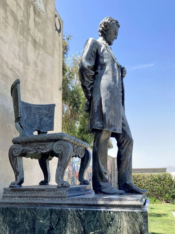 Lincoln Sculpture image. Click for full size.