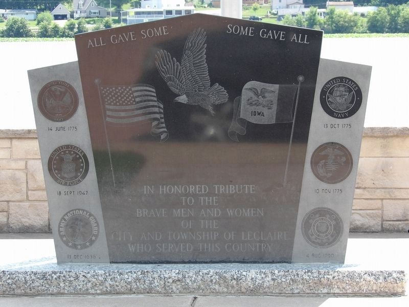 LeClaire Veterans Monument image. Click for full size.