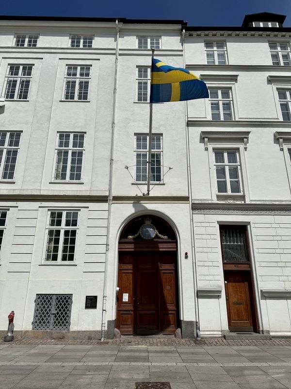 The Swedish Residence Marker - wide view image. Click for full size.